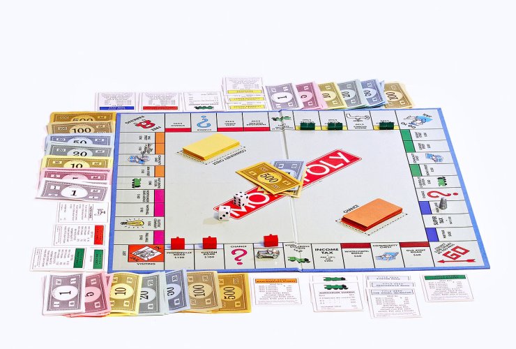 1280px-Monopoly_board_on_white_bg.jpg